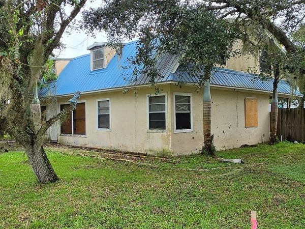 400 Peninsula Dr , Saint Lucie Village, FL 34946