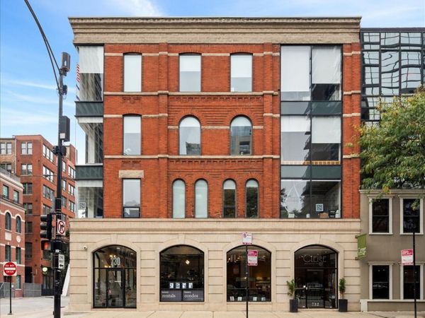 200 W Superior Street , Chicago, IL 60654