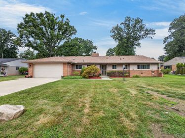 22902 S Bellwood Drive , Southfield, Mi 48034