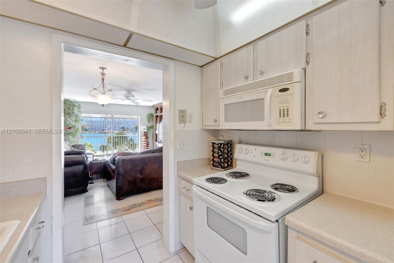 2200 Diana Dr, Unit 310, Hallandale Beach, FL 33009 Photo