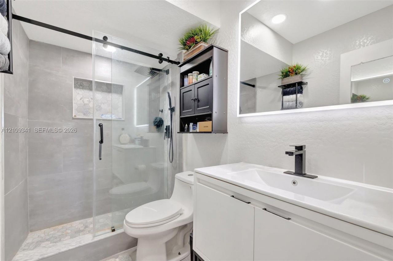 2200 Diana Dr, Unit 310, Hallandale Beach, FL 33009 Photo