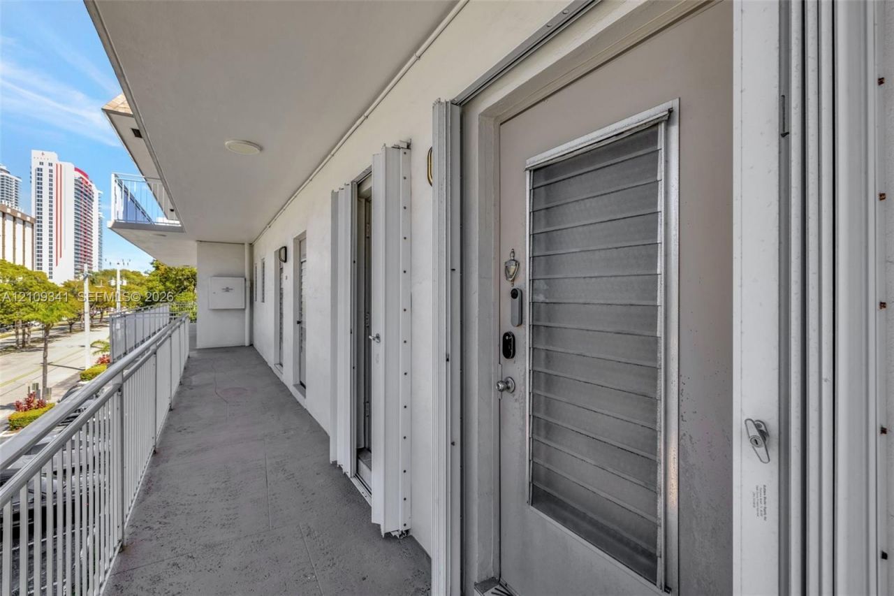 2200 Diana Dr, Unit 310, Hallandale Beach, FL 33009 Photo