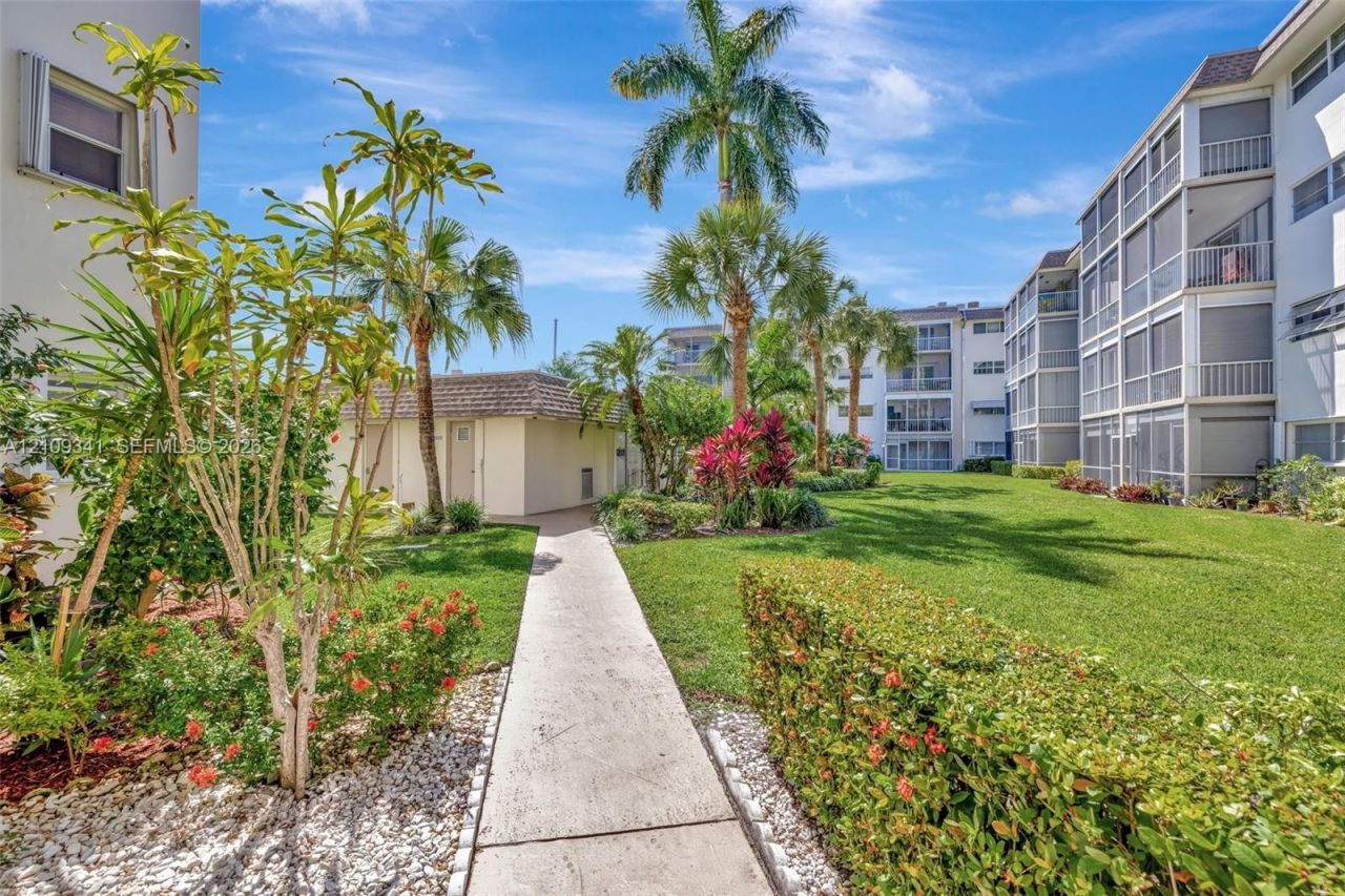 2200 Diana Dr, Unit 310, Hallandale Beach, FL 33009 Photo