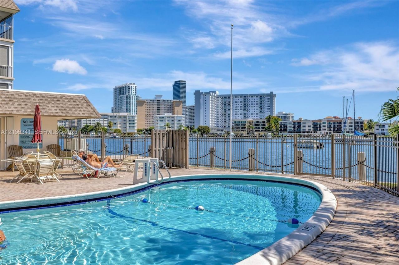 2200 Diana Dr, Unit 310, Hallandale Beach, FL 33009 Photo