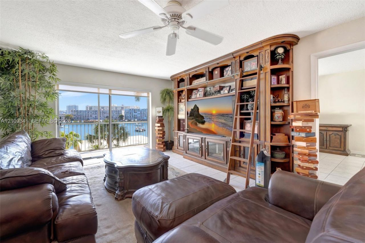2200 Diana Dr, Unit 310, Hallandale Beach, FL 33009 Photo