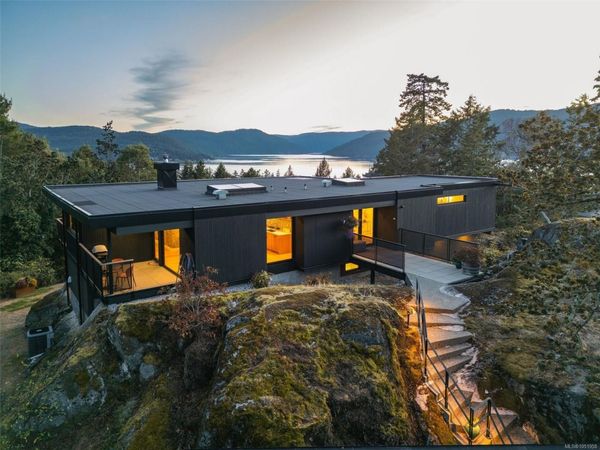 8074 McPhail Rd , Central Saanich, BC V8M 1S3