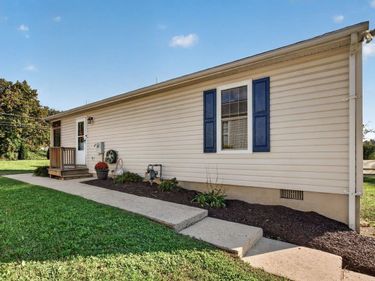 1447 N DELPHINE AVE, WAYNESBORO, VA 22980