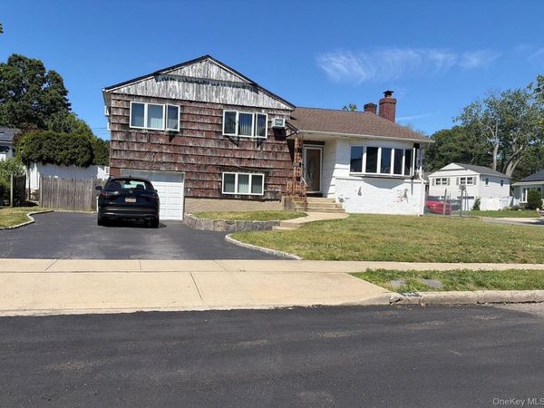 524 Pontiac Road , East Meadow, NY 11554