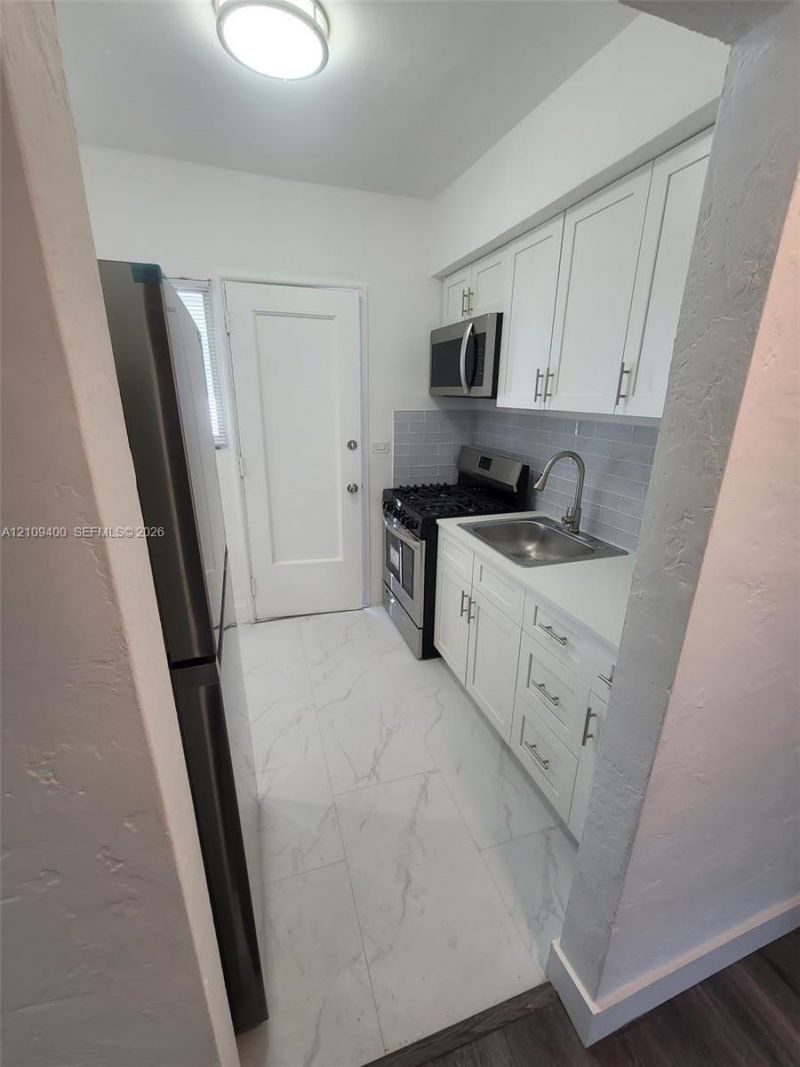 7435 Byron Ave , Unit 06, Miami Beach, FL 33141 Photo