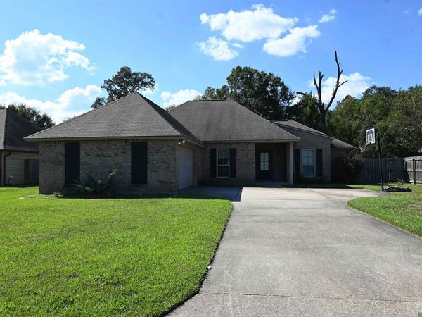 28951 Willow Lake Dr, Denham Springs, LA 70726