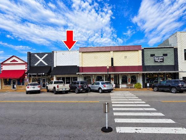 121 N Court Sq , Waverly, TN 37185