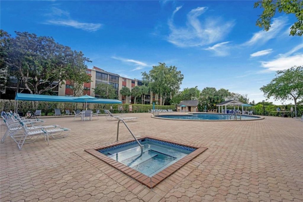 2206 S Cypress Bend Drive, Unit 208, Pompano Beach, FL 33069 Photo