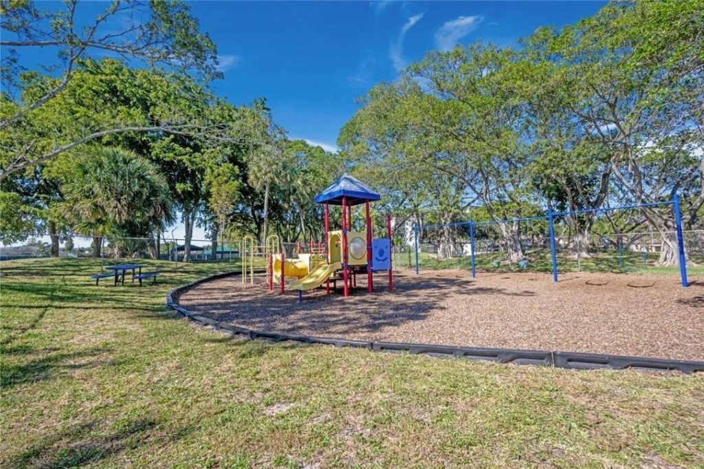 2206 S Cypress Bend Drive, Unit 208, Pompano Beach, FL 33069 Photo