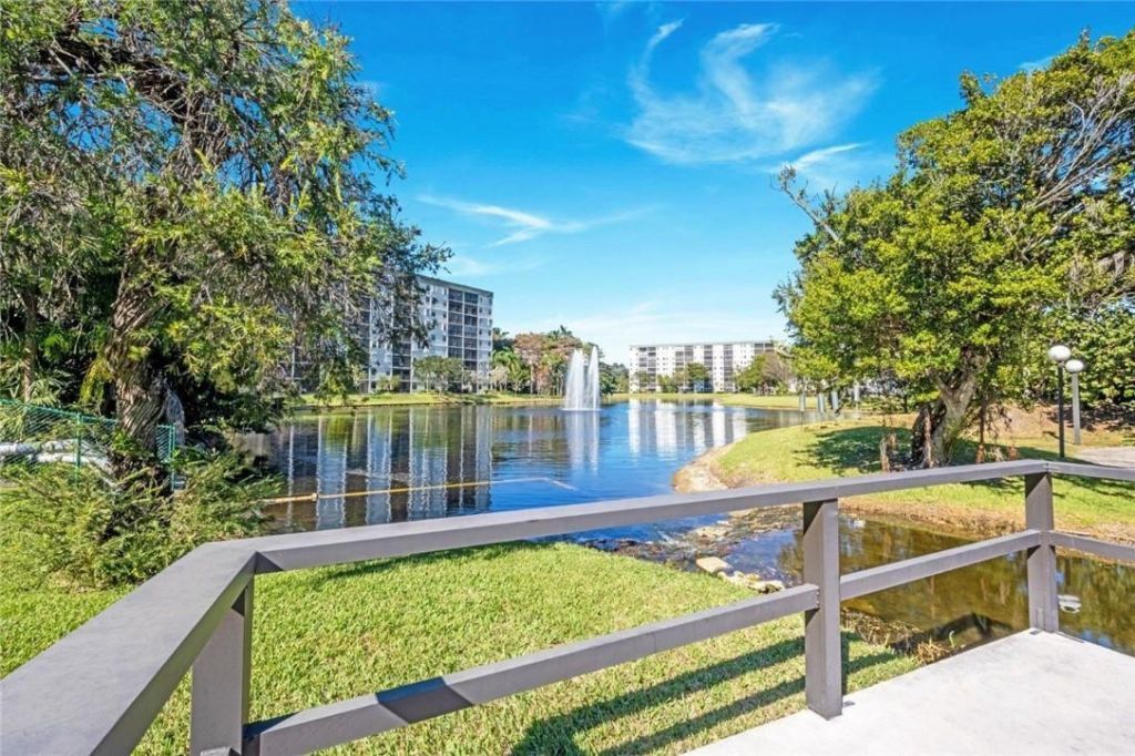 2206 S Cypress Bend Drive, Unit 208, Pompano Beach, FL 33069 Photo