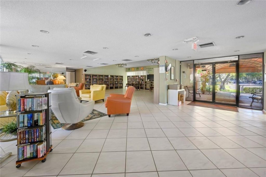 2206 S Cypress Bend Drive, Unit 208, Pompano Beach, FL 33069 Photo