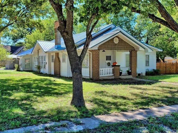 301 W Howell Street , Saint Jo, TX 76265