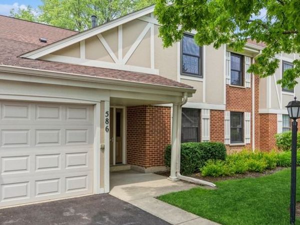 586 Williamsburg Court, Unit B2, Wheeling, IL 60090