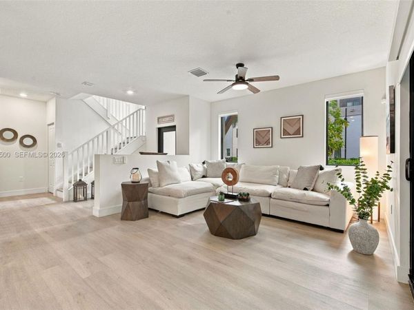 4274 NW 83rd Ave , Doral, FL 33166