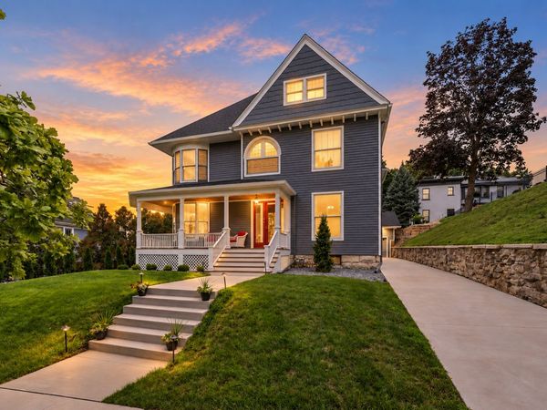 824 College Avenue , Davenport, IA 52803