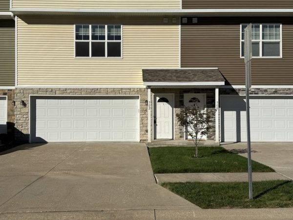 702 COX Court , Le Claire, IA 52753