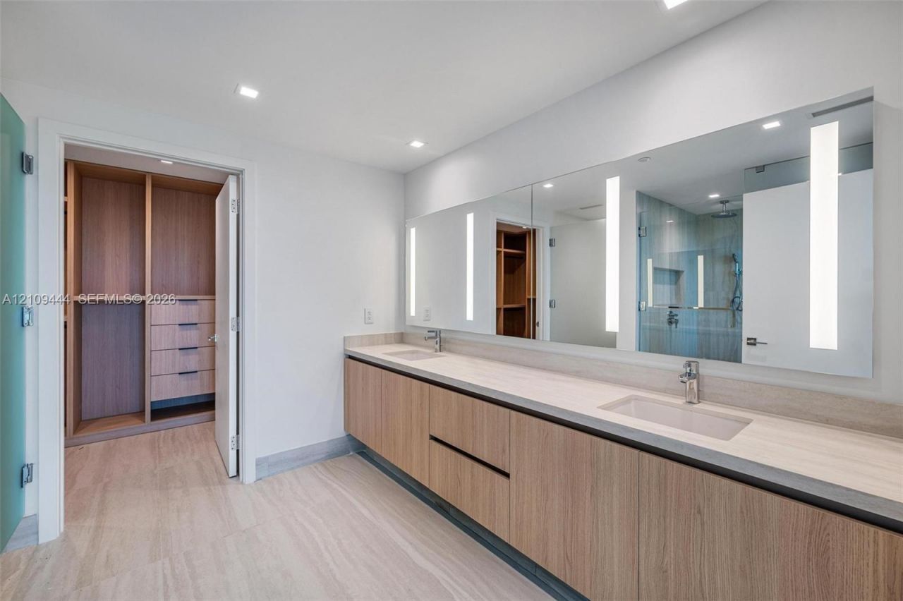 2411 Laguna Cir , Unit 2311, North Miami, FL 33180 Photo