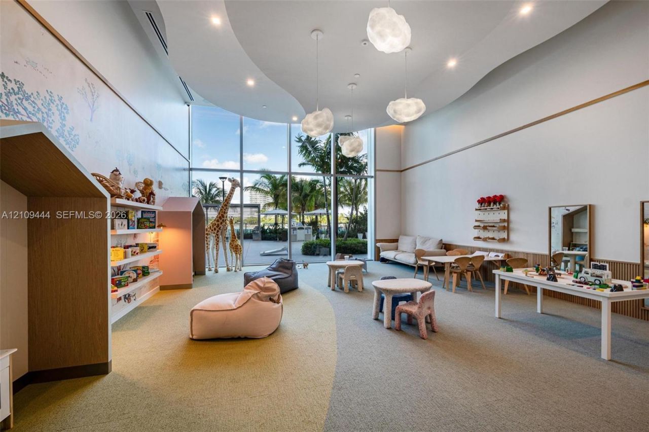 2411 Laguna Cir , Unit 2311, North Miami, FL 33180 Photo