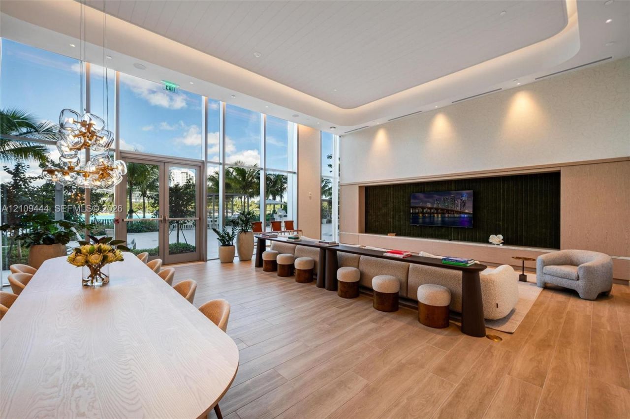 2411 Laguna Cir , Unit 2311, North Miami, FL 33180 Photo