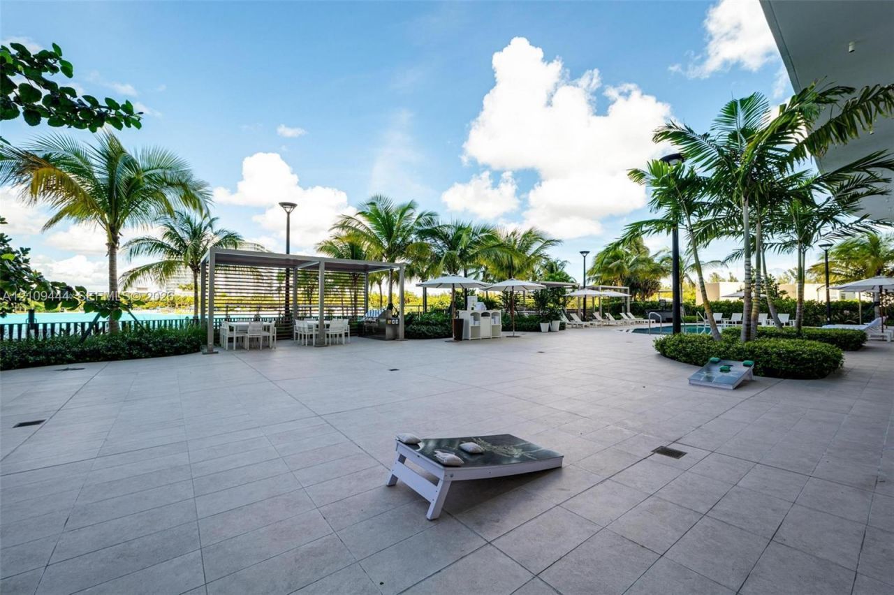 2411 Laguna Cir , Unit 2311, North Miami, FL 33180 Photo