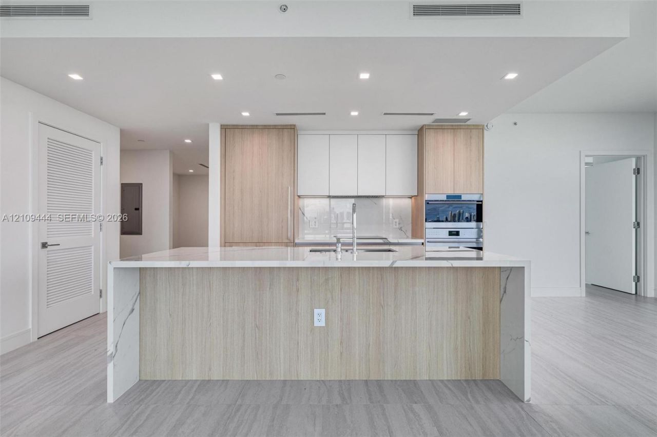 2411 Laguna Cir , Unit 2311, North Miami, FL 33180 Photo