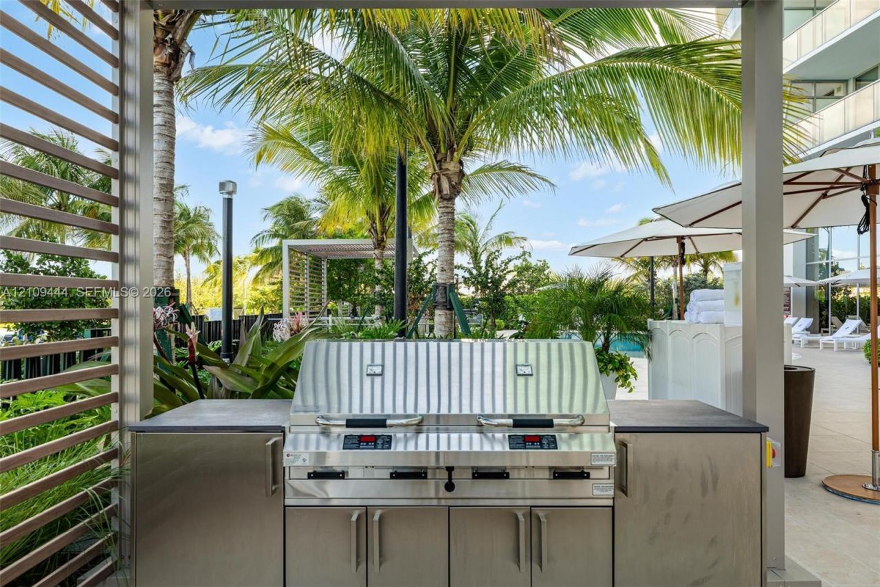 2411 Laguna Cir , Unit 2311, North Miami, FL 33180 Photo