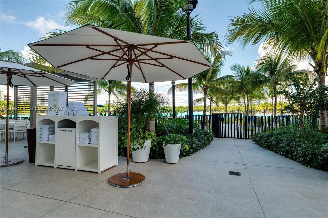 2411 Laguna Cir , Unit 2311, North Miami, FL 33180 Photo