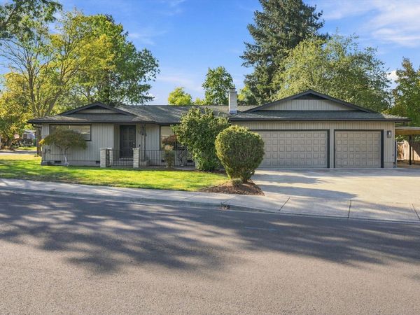 1282 S Oakdale Avenue, Medford, OR 97501