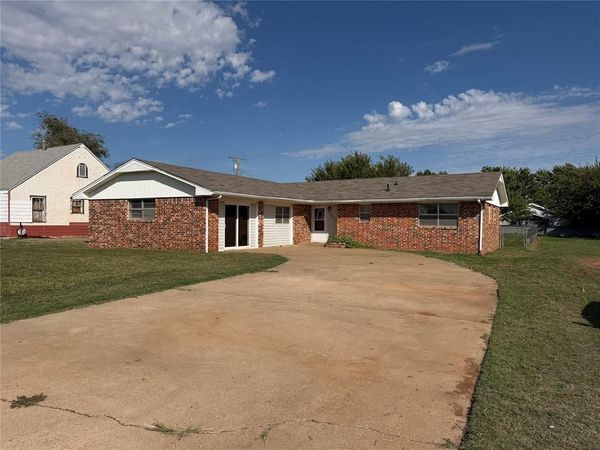 202 S Locust Street, Seiling, OK 73663
