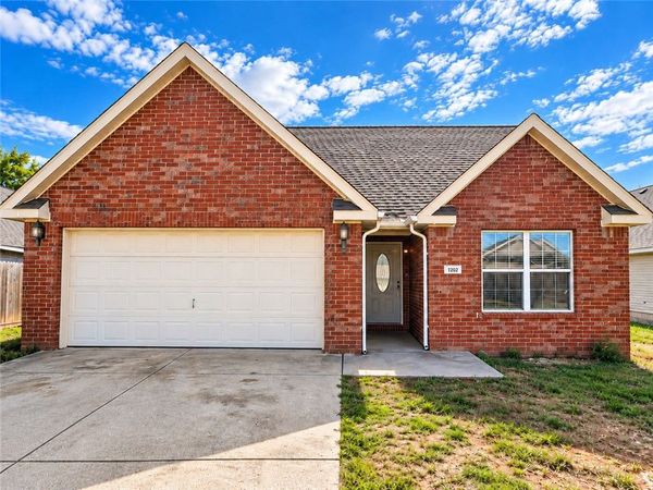 1202 E Courage , Siloam Springs, AR 72761