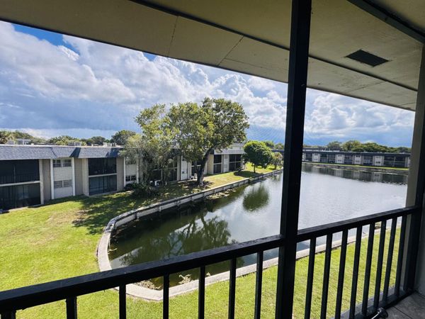 8020 N COLONY Circle N, Unit 302, Tamarac, FL 33321
