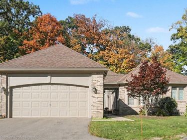 22240 Village Pines Drive, Beverly Hills Village, Mi 48025