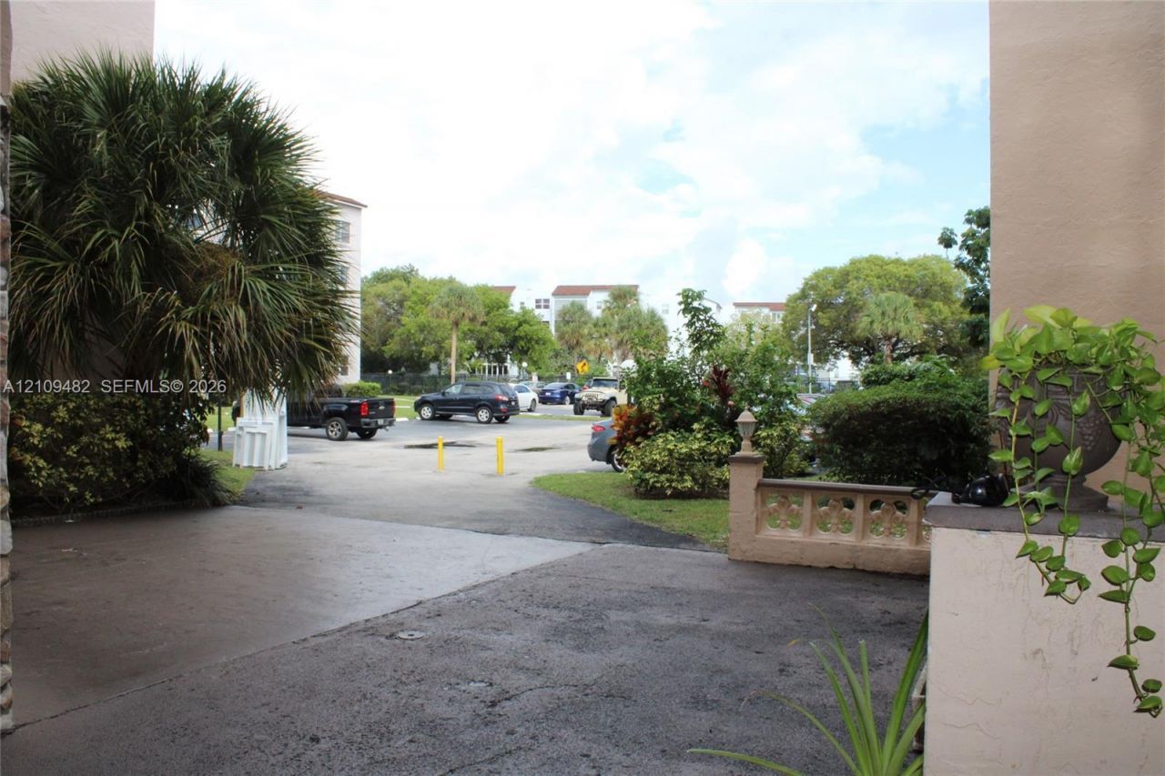 2811 Somerset Dr , Unit 200, Lauderdale Lakes, FL 33311 Photo