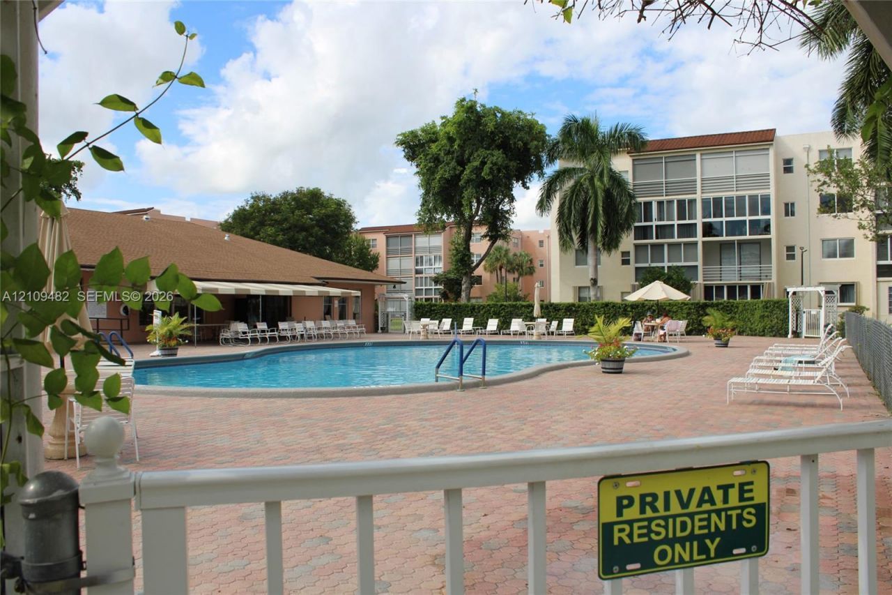 2811 Somerset Dr , Unit 200, Lauderdale Lakes, FL 33311 Photo