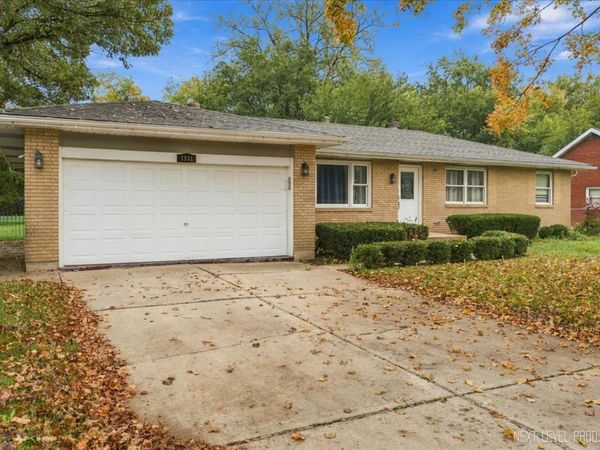 1931 Charles Lane , Aurora, IL 60505