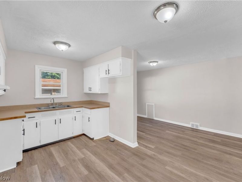 755 E 249th Street , Euclid, OH 44123 Photo 8