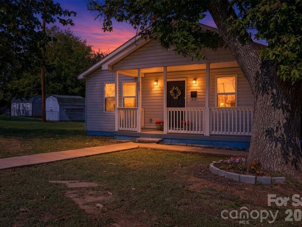 2996 1st Avenue NW, Hickory, NC 28601