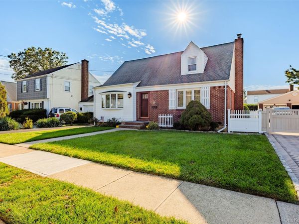 329 Andrews Road , Mineola, NY 11501