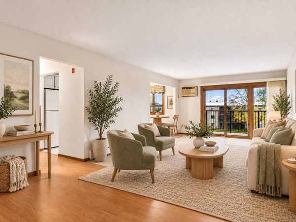 2700 Oxford Street N, Unit 140, Roseville, MN 55113