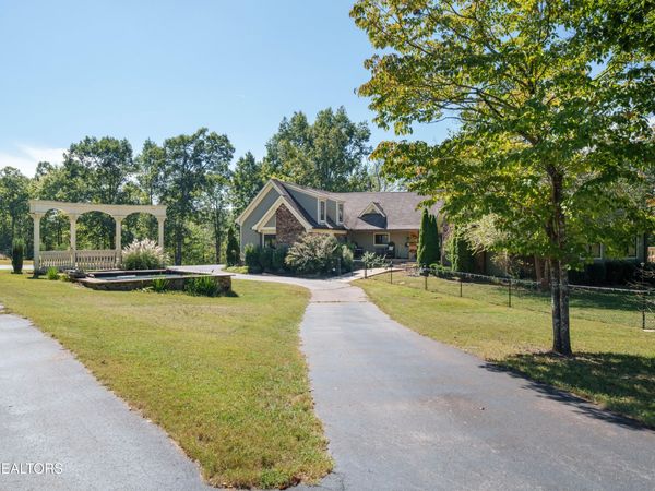 684 Randolph Rd, Crossville, TN 38571