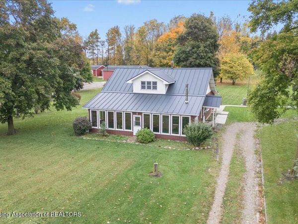 921 Mcconnell Highway, Charlotte, MI 48813