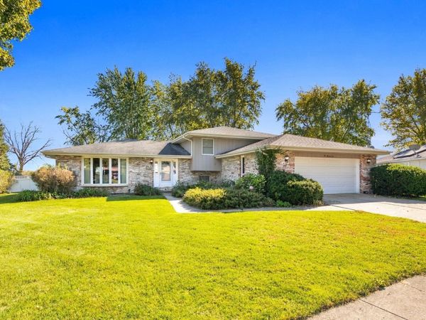 210 S Menominee Drive , Minooka, IL 60447