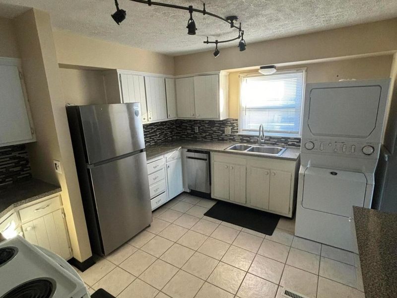 241 Topsfield Road , Columbus, OH 43228 Photo 5