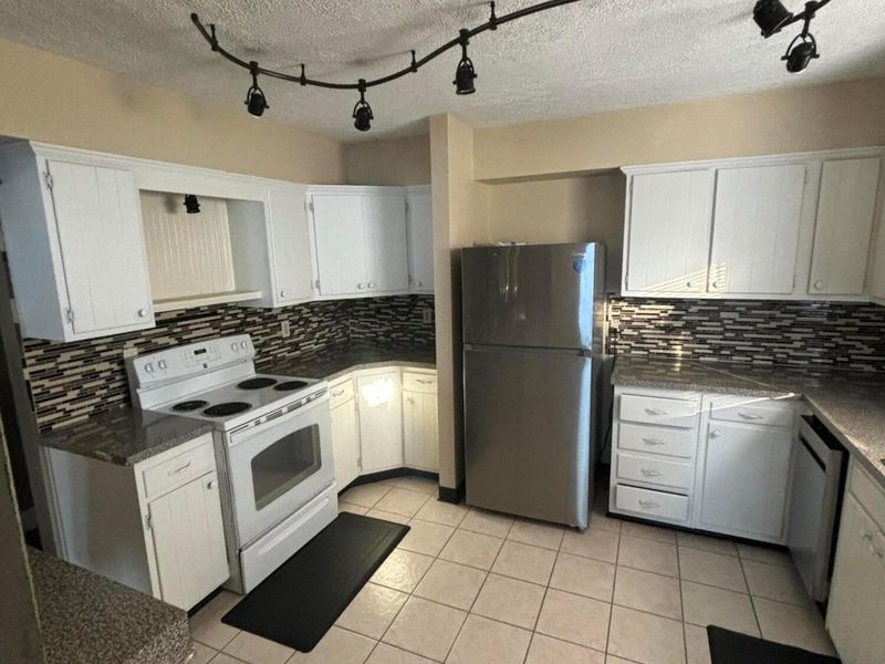 241 Topsfield Road , Columbus, OH 43228 Photo 6