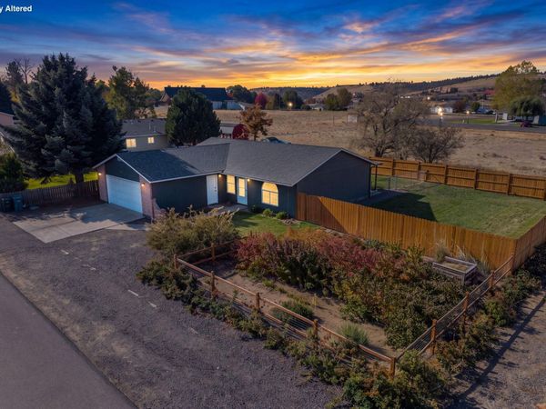 786 NE Lakeside Drive, Madras, OR 97741