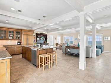 2 Cliff Rd, Scituate, MA 02066